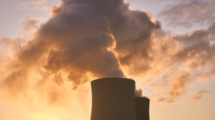 Chimeneas de una central nuclear