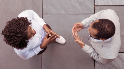 Dos personas hablando en la calle