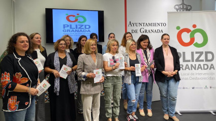 Presentación de los soportes informativos del Plan Local de Inclusión Social en Zonas Desfavorecidas con la concejal de Política Social, Amparo Arrabal