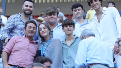 Jóvenes en la plaza de toros de Jaén