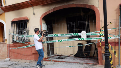 Estado en el que ha quedado la vivienda incendiada en la que ha fallecido una familia completa de la localidad de Guillena