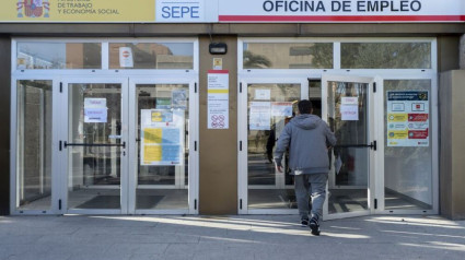 Un hombre entra en la Oficina de Empleo