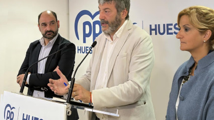 El presidente del PP de Huesca, Gerardo Oliván, presenta la propuesta institucional