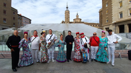 Los integrantes de la charanga de la Casa de Navarra y del grupo 'Sentimiento andaluz' de la Casa de Andalucía de Zaragoza