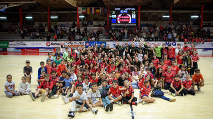 Las jugadoras del BM Porriño posan con su afición tras el debut europeo