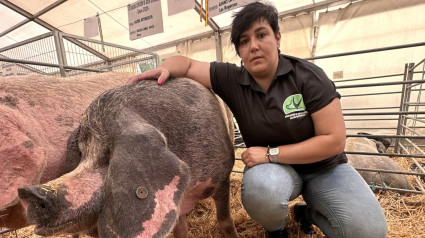 Tatiana Álvarez con un gochu asaturcelta, especie que cría en su explotación