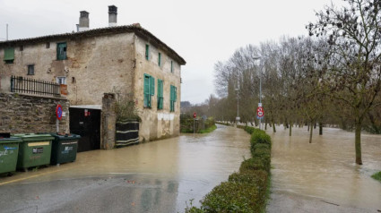 El río Arga pasa desbordado por Pamplona.