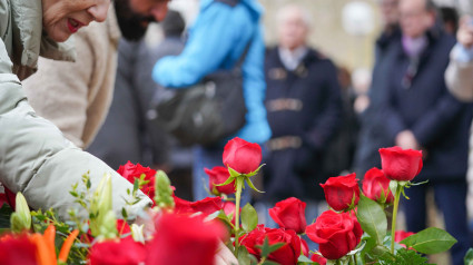 Una corona de flores en el monolito a Fernando Buesa asesinado por ETA