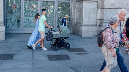 Dos personas pasean con un carrito de bebé, a 3 de octubre de 2024, en Madrid