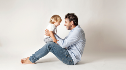 Un padre con su hijo con discapacidad intelectual