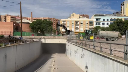 Maquinaria pesada derriba el paso subterráneo de peatones y vehículos bajo la estación de trenes de Sutullena