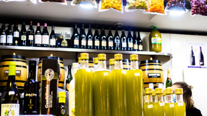 Aceite de oliva embotellado en un puesto de exposición en el Mercado de Triana, Sevilla, Andalucía, España