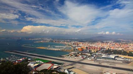 Vista de la pista de aterrizaje y La Línea, Gibraltar