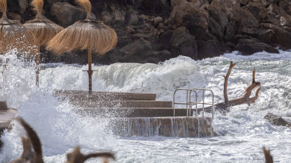 Olas azotan este martes un paseo en Andrax