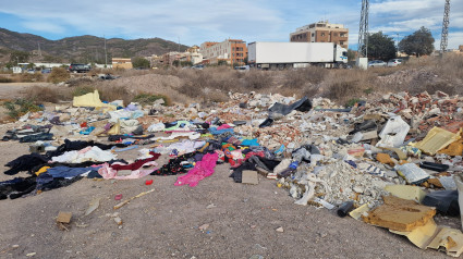 Imagen de vertedero en un solar del barrio de La Viña