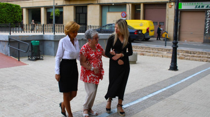 Las concejalas del Ayuntamiento de Lorca, Belén Pérez y Belén Díaz, acompañando a la presidenta de la AECC, Carmen Orovio