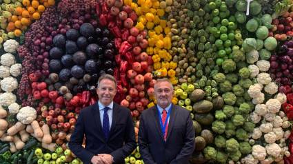 El alcalde de Lorca y el concejal de Agricultura en el stand de la Región de Murcia en la feria Fruit Attraction