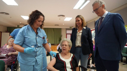 El consejero de Salud y la consejera de Política Social visitaron hoy la residencia de personas mayores San Basilio