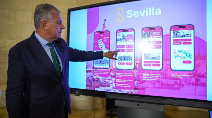 El alcalde de Sevilla, José Luis Sanz, durante la presentación de la nueva app 'Sevilla'