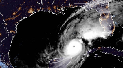 USA7579. MIAMI (FL, EEUU), 08/10/2024.- Fotografía satelital cedida este martes por la Oficina Nacional de Administración Oceánica y Atmosférica (NOAA) a través del Centro Nacional de Huracanes (NHC) estadounidense donde se muestra la localización del huracán Milton en el Golfo de México. El huracán Milton, que en las últimas horas se intensificó y alcanzó nuevamente la categoría 5, se alejó este martes de las costas del estado sureño de Quintana Roo, sin reportes de víctimas mortales o heridos en los principales destinos turísticos del Caribe mexicano. EFE/NOAA-NHC /SOLO USO EDITORIAL /NO VENTAS /SOLO DISPONIBLE PARA ILUSTRAR LA NOTICIA QUE ACOMPAÑA /CRÉDITO OBLIGATORIO