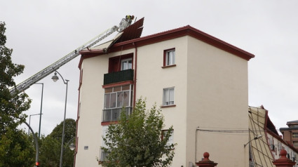 Calles acordonadas, mientras los bomberos aseguran la estructura de un edificio al que la borrasca Kirk ha arrancado parte del tejado de uralita