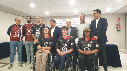 Representantes del Amfiv junto a autoridades y patrocinadores