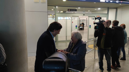 Rodríguez Miranda recibió a los emigrantes en el aeropuerto