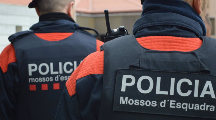 Foto de dos agentes de Mossos d'Esquadra