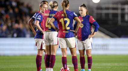 Manchester (United Kingdom), 09/10/2024.- Players of FC Barcelona talk during the UEFA Women's Champions League match between Manchester City and FC Barcelona in Manchester, Britain, 09 October 2024. (Liga de Campeones, Reino Unido) EFE/EPA/ADAM VAUGHAN