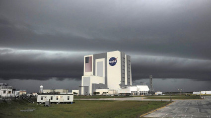 USA7605. MERRITT ISLAND (FL, EEUU), 09/10/2024.- Fotografía cedida por la NASA donde se muestra la sede del Centro Espacial Kennedy en Merritt Island (Florida) cerrada este miércoles ante la llegada del huracán Milton. El huracán Milton, de categoría 4, ha crecido de tamaño en las últimas horas en su camino hacia la costa oeste de Florida, estado del sureste de EEUU en donde ya se han producido los primeros tornados y se espera la llegada de este poderoso ciclón como el primero de su tipo en más de un siglo. EFE/NASA /SOLO USO EDITORIAL /NO VENTAS /SOLO DISPONIBLE PARA ILUSTRAR LA NOTICIA QUE ACOMPAÑA /CRÉDITO OBLIGATORIO