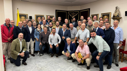 El obispo de Jerez junto al presidente de la Unión de Hermandades y los hermanos mayores tras la reunión