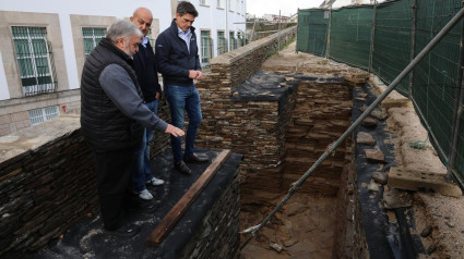 El delegado de la Xunta, Javier Arias, supervisó los trabajos que se están desarrollando en la Muralla