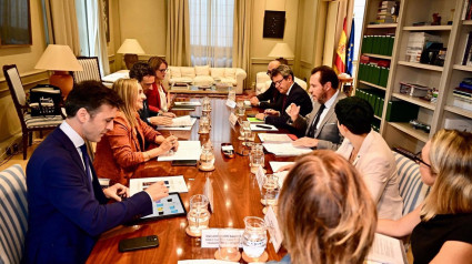 La alcaldesa de Granada, Marifrán Carazo, a la izquierda en el centro en la imagen, frente al ministro de Transportes y Movilidad Sostenible, Óscar Puente