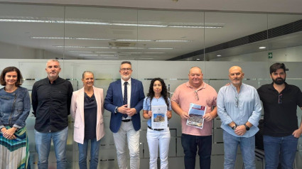 El diputado provincial de Fondos Europeos de Granada, Antonio Díaz, entrega el proyecto de sendero de gran recorrido de los Montes Orientales en el Geoparque a los ayuntamientos