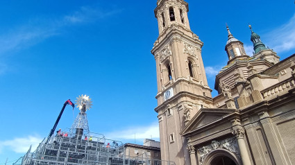 La estructura metálica ya está coronada por la imagen de la Virgen del Pilar