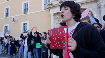 Más de un centenar de estudiantes se concentra ante la Consejería de Educación para pedir certidumbres ante la nueva Selectividad