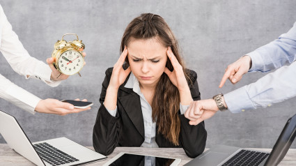 Mujer estresada en el trabajo.