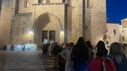 Más de cien cacereños en las puertas de la Concatedral de Santa María