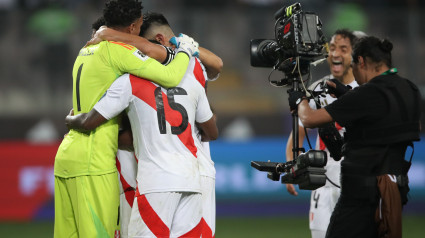 Los jugadores de Perú celebran la victoria ante Uruguay.