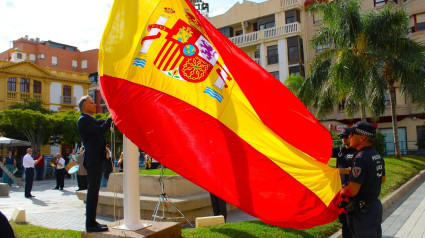 El alcalde de Lorca en el momento de la izada de la bandera en la plaza de Colón