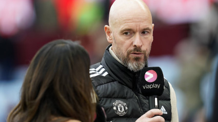 Ten Hag charla con una periodista en la previa de un partido del United.