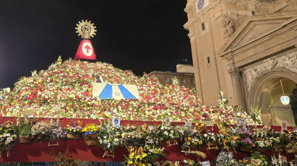 Imagen final del monumento floral tras la ofrenda más larga de la historia.