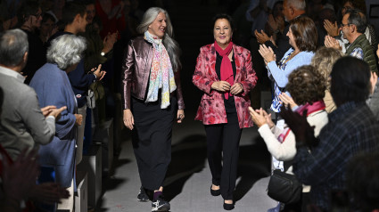 Carmen Linares y María Pagés son recibidas con aplausos a su llegada al estreno de "Carmen y María Dos caminos y una mirada"