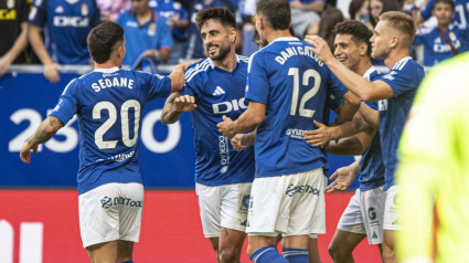 Los jugadores del Real Oviedo celebran uno de los goles ante el Almería