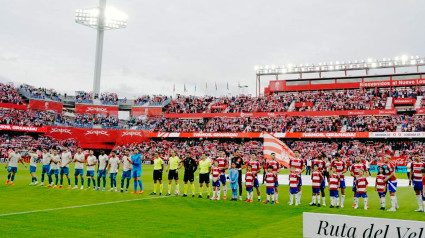 Los jugadores del Granada y del Córdoba se saludan antes del partido