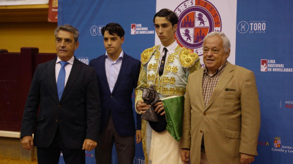 El Mene, con el trofeo de triunfador del Circuito, junto a Victorino Martín, Mario Navas y Gonzalo Santonja