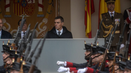 El presidente del Gobierno, Pedro Sánchez, durante el acto solemne de homenaje a la Bandera Nacional y desfile militar por el 12 de octubre, Día de la Hispanidad, en la Plaza de Cánovas del Castillo, a 12 de octubre de 2024, en Madrid