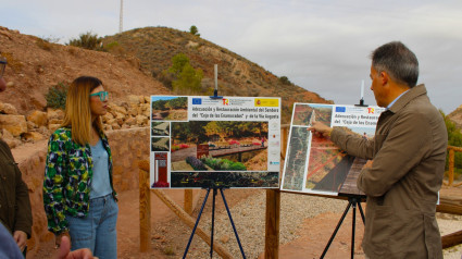 El alcalde y la concejala de Desarrollo Local contemplan el proyecto de mejora de la senda al Cejo de los Enamorados