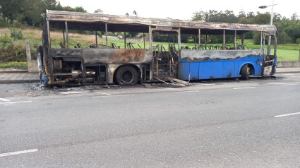 Uno de los buses incendiados en Cerceda