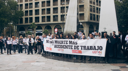 Concentración de CCOO y UGT denunciando la alta siniestralidad laboral en Aragón